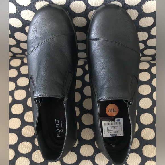 Women’s Black Shoe with Memory Foam - Picture 1 of 7